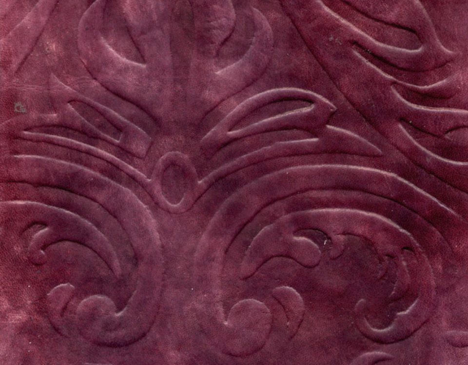 Cuoio a sbalzo: lavorazione in rilievo eseguita a mano — Bordoni Leathers