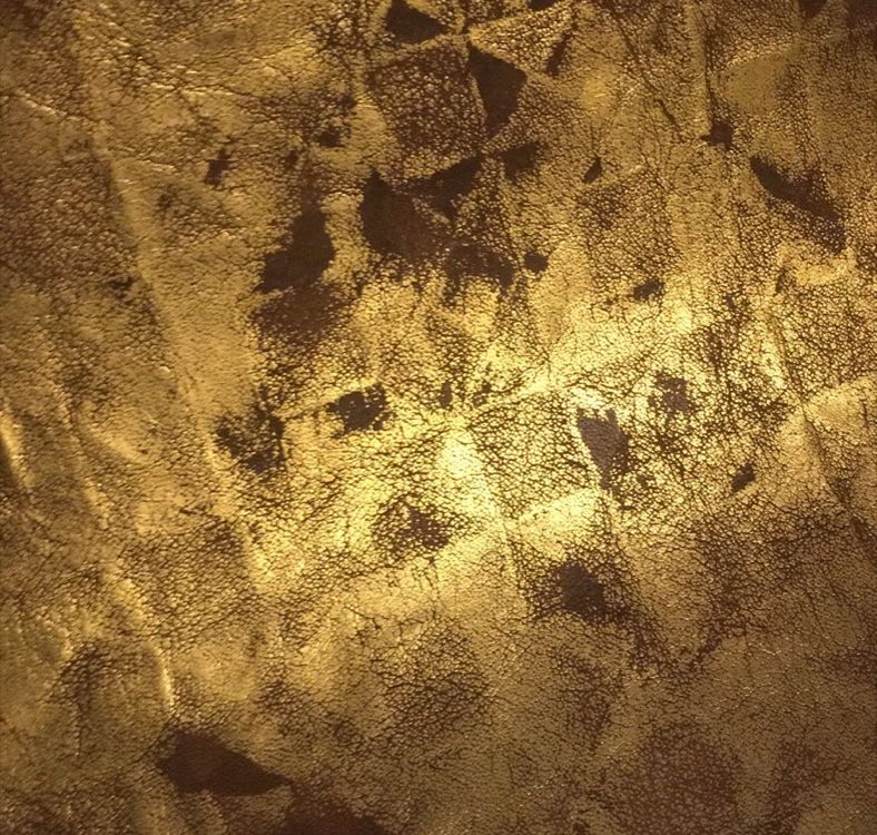 Cuoio aureo: foglia dorata sfumata sul disegno impresso — Bordoni Leathers